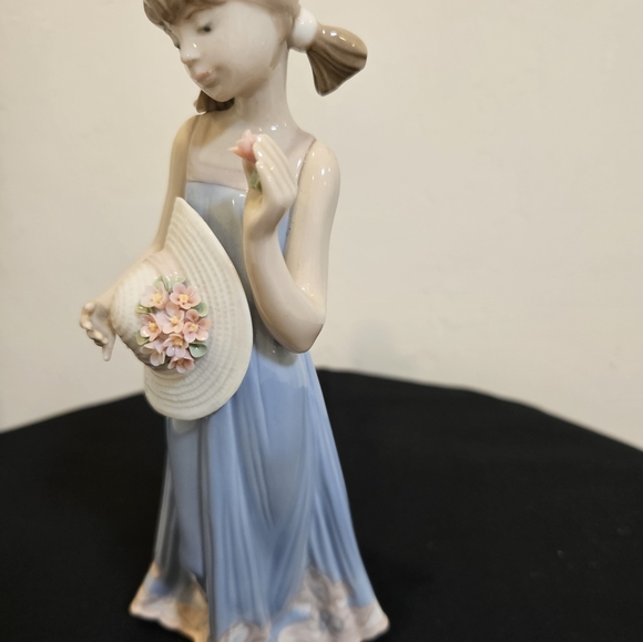 Lladro Porcelain Figurine Girl with Sunbonnet - Picture 6 of 7